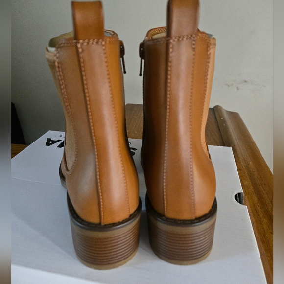 Sonoma Tan Ankle Boots with Elastic Side Panels Size 8 - Picture 5 of 11